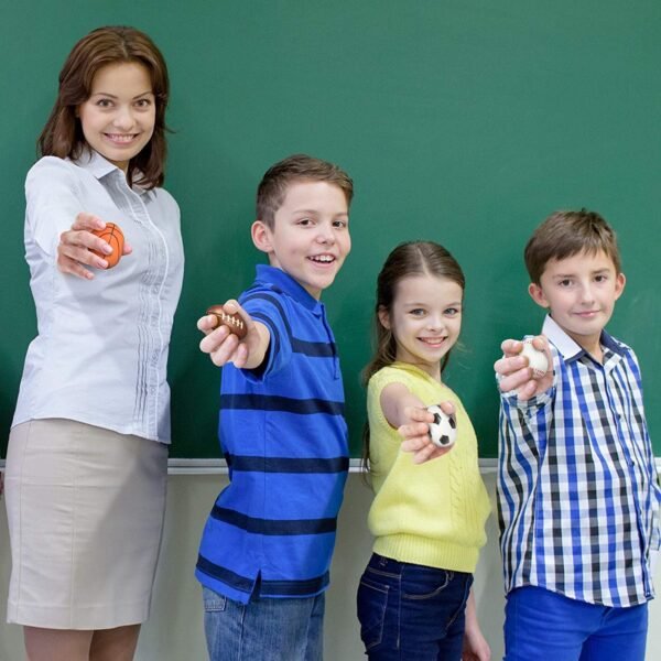 Steemjoey Set di 4 Sports Stress Balls Giocattolo Giocattolo di Ansia Sensoriale Gocattolo Stress Sollievo per Bambini Adulti, Include Pallacanestro, Calcio, Palla da Calcio, Palla da Tennis - Image 6